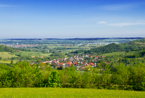 Blick über Weiler in den Bergen mit blauem Horizont